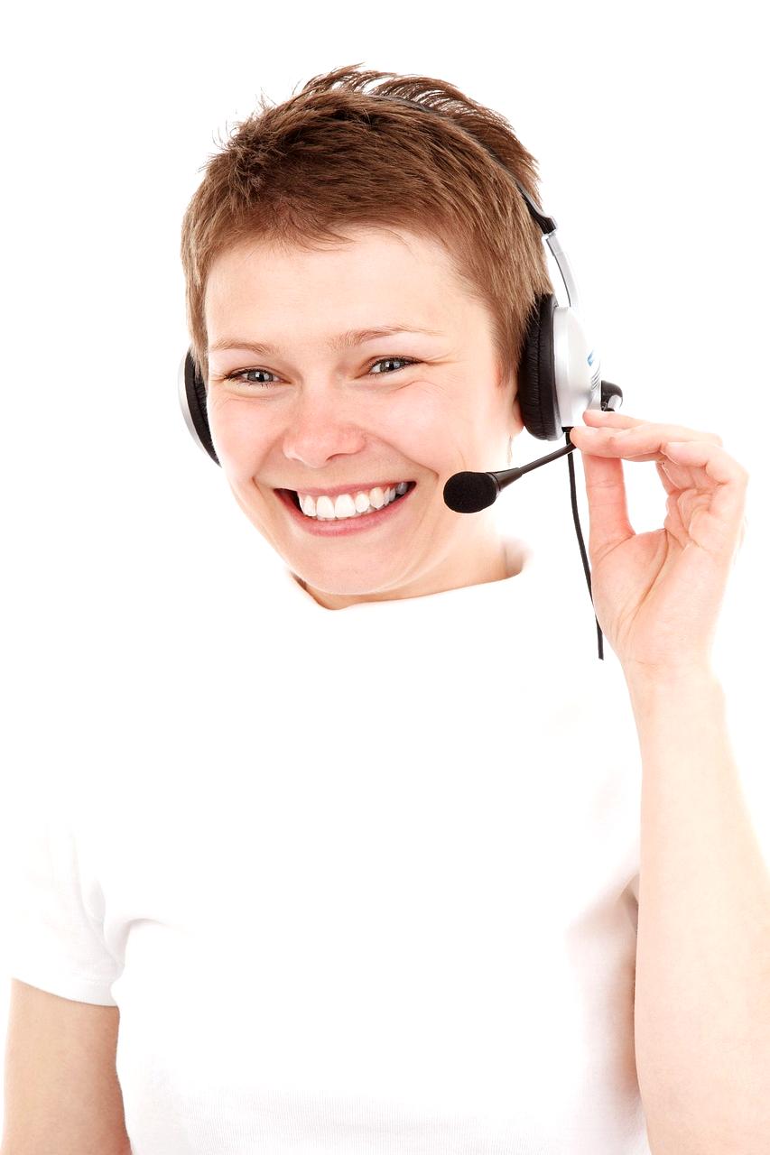 Customer support representative assisting client via computer